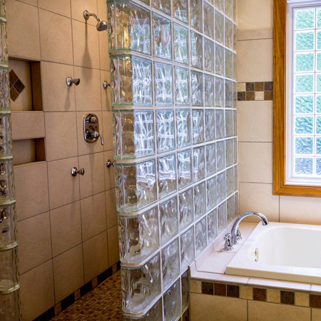 pose de blocs en verre et pierres décoratives pour salle de bain